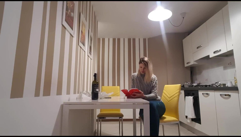 Erotic Tanya: Linda rubia leyendo y pedos duro