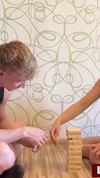 Alex a Nicole hrají vzrušující hru Strip Jenga