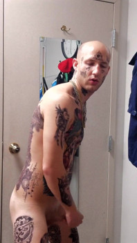 Potetovaný obličej dildo šukání