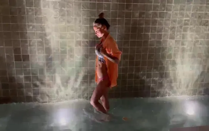 Monika Fox: 莫妮卡福克斯走在水墙附近