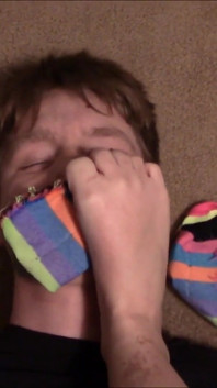 Il fidanzato che sbircia si trasforma in uno schiavo che puzza al piede