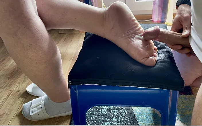 Steveboy: Pretty Soles Cum on Feet Footfetish