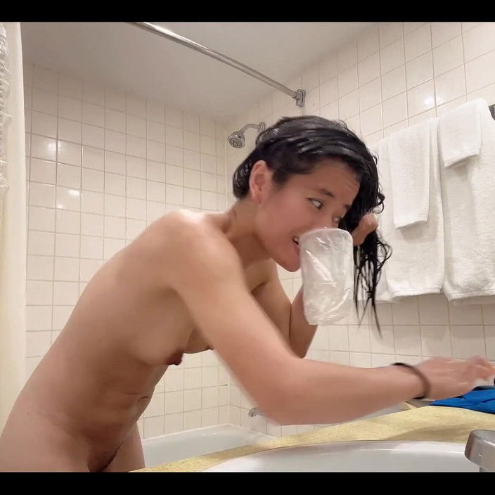 sweethanajapanese: बाथरूम में नग्न सेक्सी लड़की