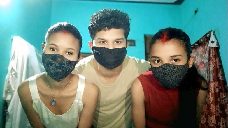 Raitorani: Des amis du village desi font un premier trio xvideo,...