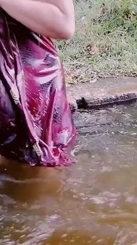 All'aperto, Desi zia è nuda e pazzo ditalino nell'acqua