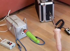 Brunetă solo care poartă lenjerie își seduce pizda cu diferite vibratoare