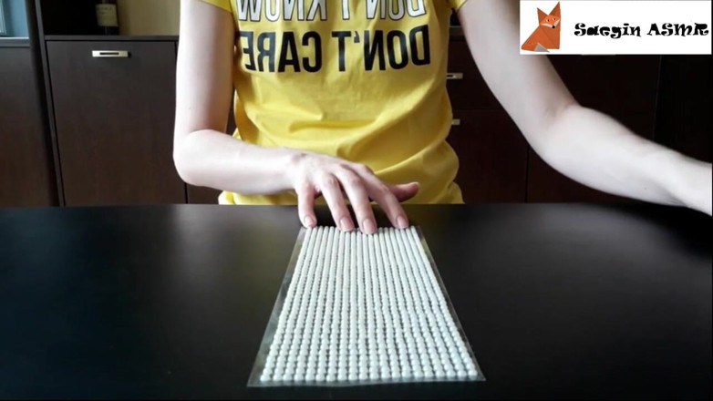 Saegin: 2[ASMR] Scratching rhinestones (no talking)