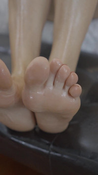 La miLF bionda gioca con un dildo usando i suoi piedi oliati come una vera dea del piede