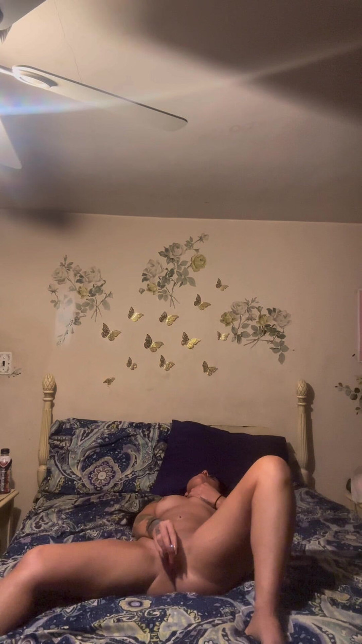 Valaya Noire: Frotando mi clítoris y jugando con un nuevo vibrador