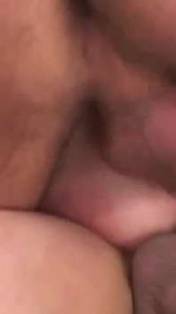Alla bella volpe rossa dalle grandi tette piace succhiare due cazzi allo stesso tempo