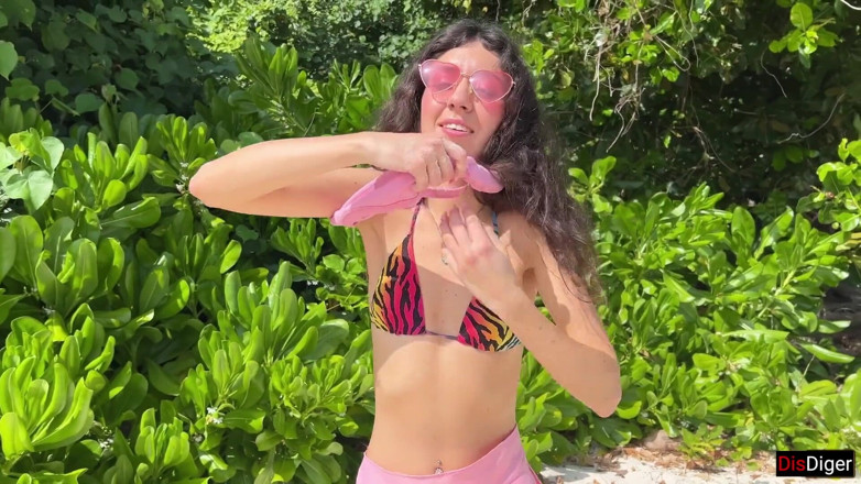 Dis Diger: Katty hace pis poderosamente en la playa y le doy...