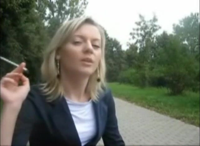 Femdom Austria: Belleza rubia fumando un cigarrillo al aire libre