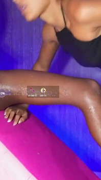 Lesbiche arrapate fanno una sessione di squirt in cima alla loro amica bruna