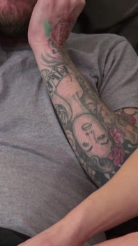 Tara Spades à gros nichons baise son demi-frère Luke Hotrod