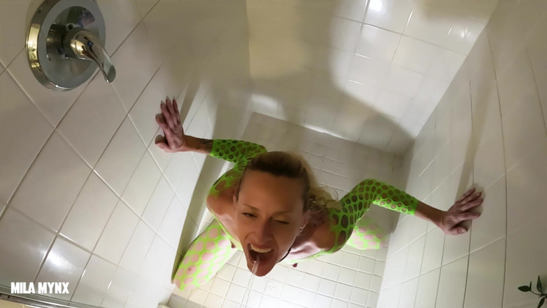 Mila Mynx: Neon-schlampe gulps doppelte pisse dusche