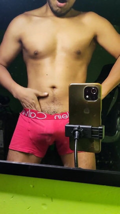 Hornyboy2058: Jag skickar honom ett foto av en utsökt röv med...