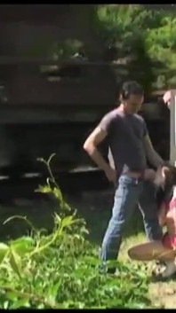 Mengintip dua lelaki muda berkongkek di tepi trek kereta api