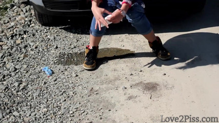 Love 2 Piss: È quasi sorpresa a pisciare davanti a una macchina
