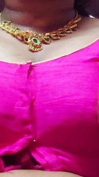 Hot and Sexy Aunty Apne Boobs