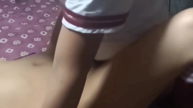 Astrid Cute: Ev ödevi yapmak zorunda değil miydik? Şortumu indiriyorum ve aynanın önünde benimle sevişiyorum