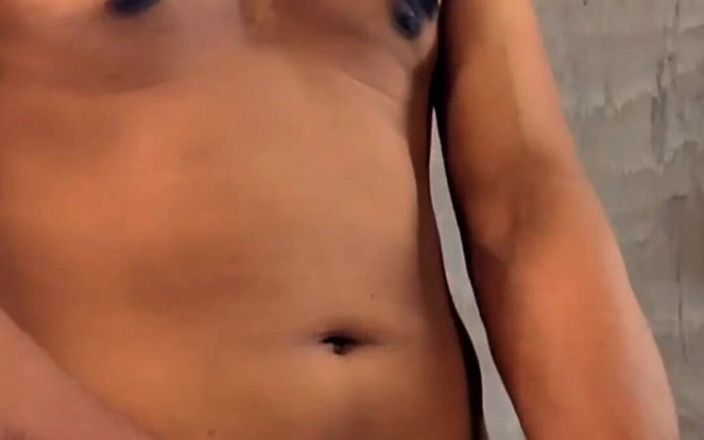 Ashwin: Geile shemale Ashwini cumshot slikken compilatie