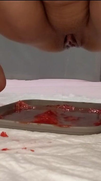 Je piétine des fraises avec mes pieds et je fais pipi dedans