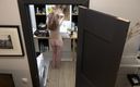 Milfs and Teens: Blonde tiener trekt lingerie aan in de badkamer