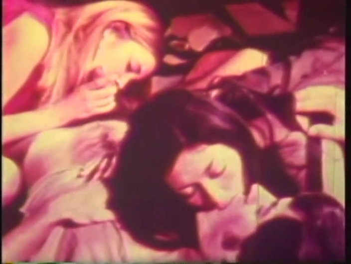 Vintage megastore: Blondă și asiatică într-un sex în trei retro