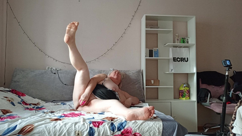 Zona901: Мачеха мастурбирует большую киску