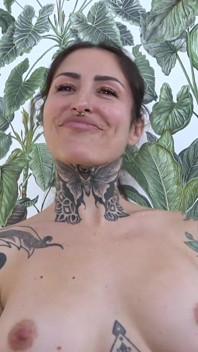 Eine Bösartige Und Tätowierte MILF Reitet Einen Riesigen Schwanz. Lara Croft, Hart Gefickt in Pepeporn