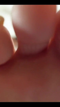 Caresse-moi les pieds, je veux que tu t’asseyes et caresse ta bite aux pieds, écoute ma voix et fais tout ce que je dis pendant que je taquine
