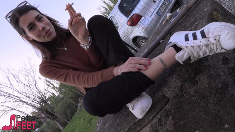 Smokin Fetish: La bella teen fuma all'aperto