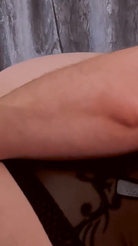 남자친구의 가장 친한 친구와 침대를 같이 쓰는데, 그는 나를 가득 채워줘