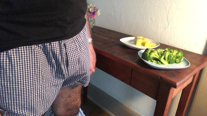 OhTrevor: Ohtrevor mangia per un carico di sperma più grande.