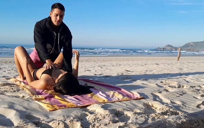 Couplebeach1: समुद्र तट पर जोड़े को पकड़ा