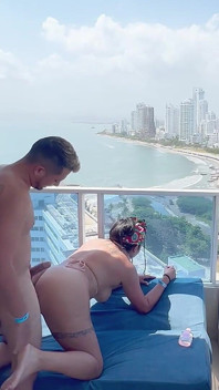 Sexo Nas Alutas Com Vista Para O Mar Com Uma Mulher Muito Grávida