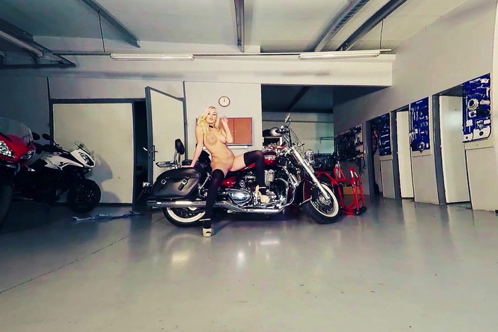 Bikes And Babes TV: Daisy Lee в Мотоцикле-гараже