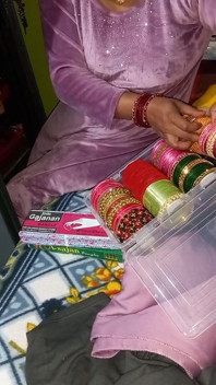 Bhabhi Panjabi bertukar pakaiannya.