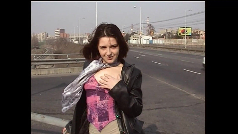 Muschi movie official: Exhibiționismul pe autostradă