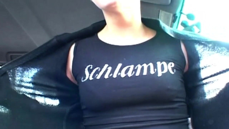 German bitch hunter: Une bombasse à la tête rasée écarte sa chatte percée dégoulinante de...