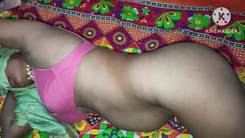 Nisha kajal: Ateşli Hintli teyze sakso çekiyor ve güzel dudaklı elle muamele boşalması