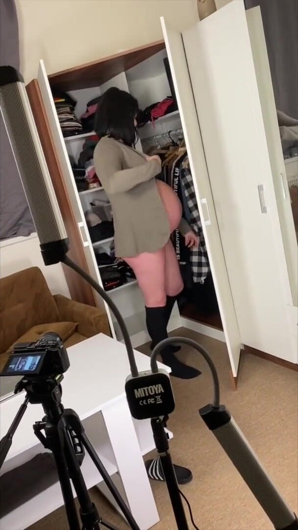Shione Cooper: Pregnant Shione Cooper trying outfits at home