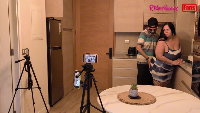 Riderqueen: Mama vitregă sedusă de fiul vitreg îndrăzneață, videoclip pentru fani