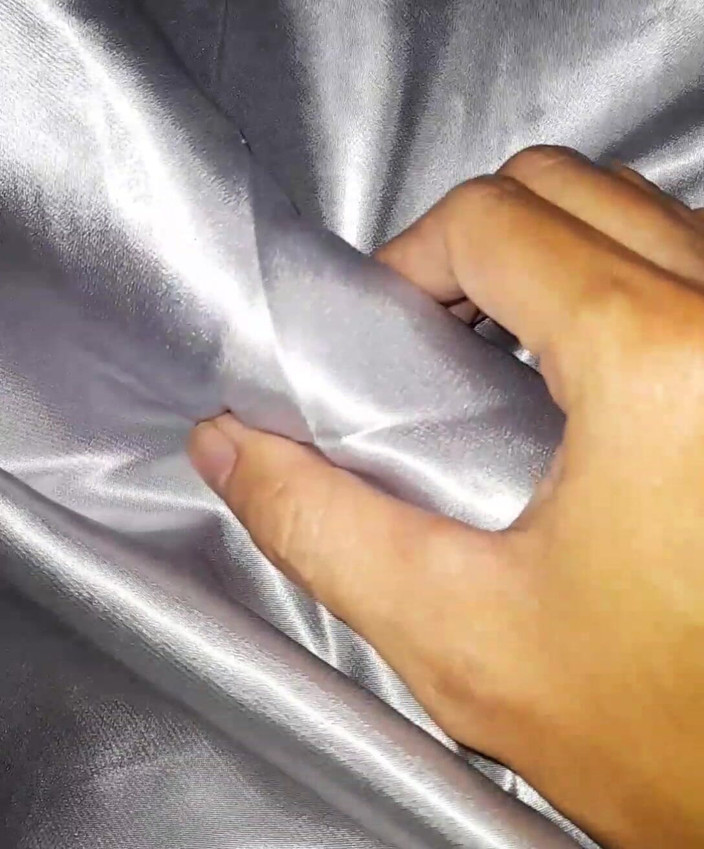 Naomisinka: Masturbasi pakai gaun panjang satin perak di dalam mobil