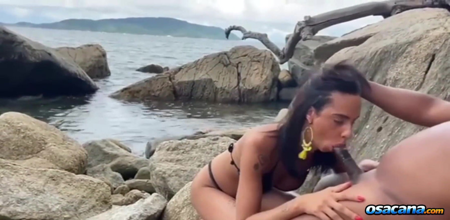 World Tranny: Suruba di pantai
