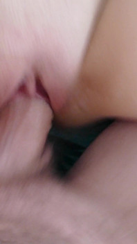 Une MILF sexy vêtue de bas blancs reste dans la chambre pour se faire baiser