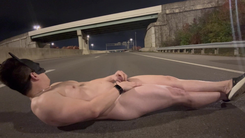 Barenakedmuscles: Asiática musculosa nua caminha até o meio de uma estrada...