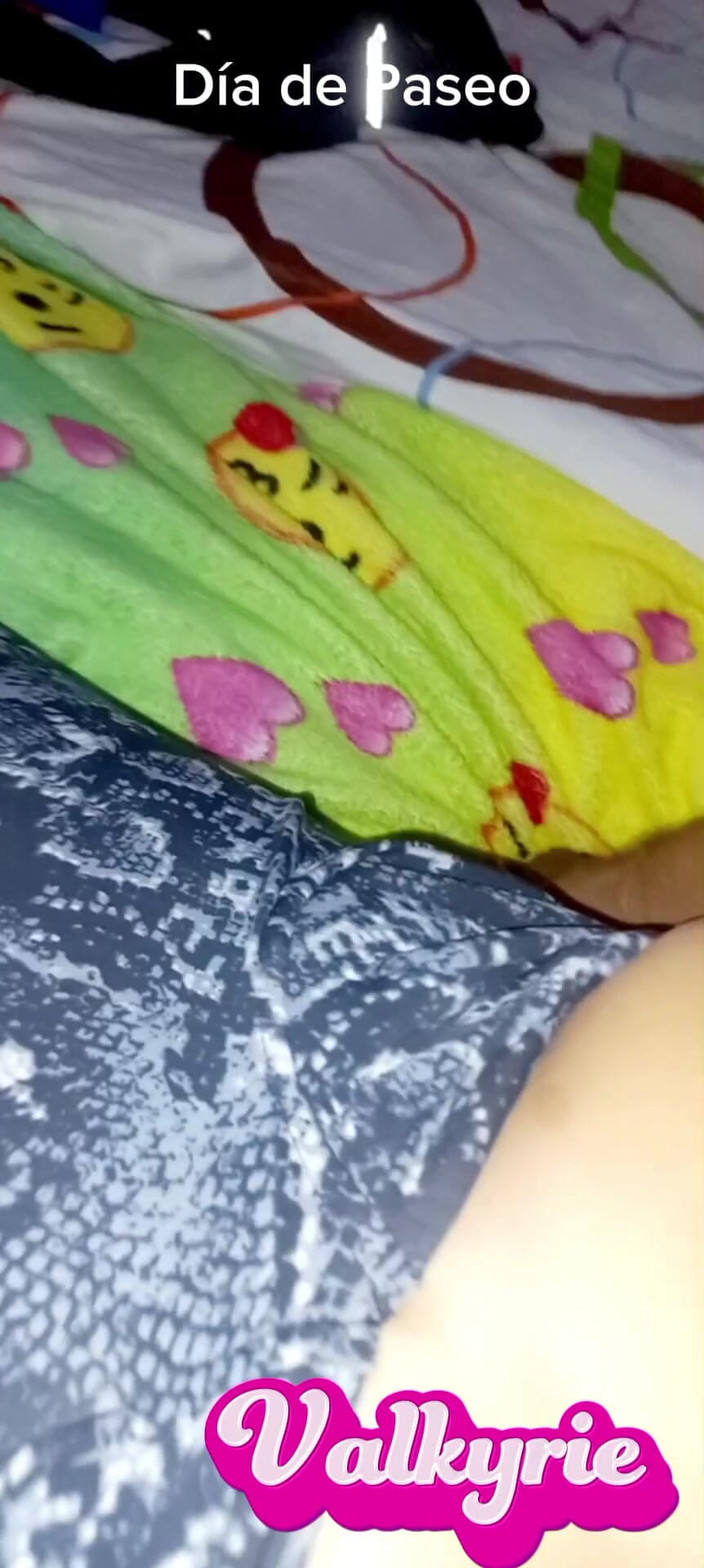 Valkyrie and Luigy Couple: 出去一天，但之前没有给一个很好的深喉口交和射在她脸上。