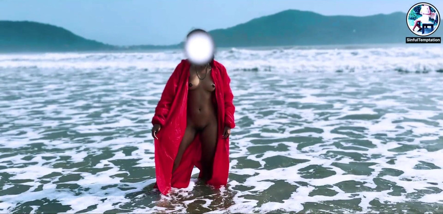 Ziya: Si masturba e squirta in spiaggia pubblica