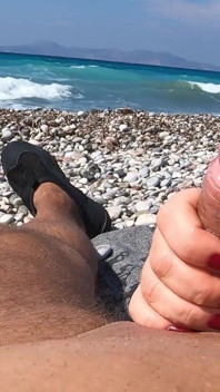 Melancap teman lelaki saya di pantai - handjob berisiko cepat di luar dengan pancutan mani besar